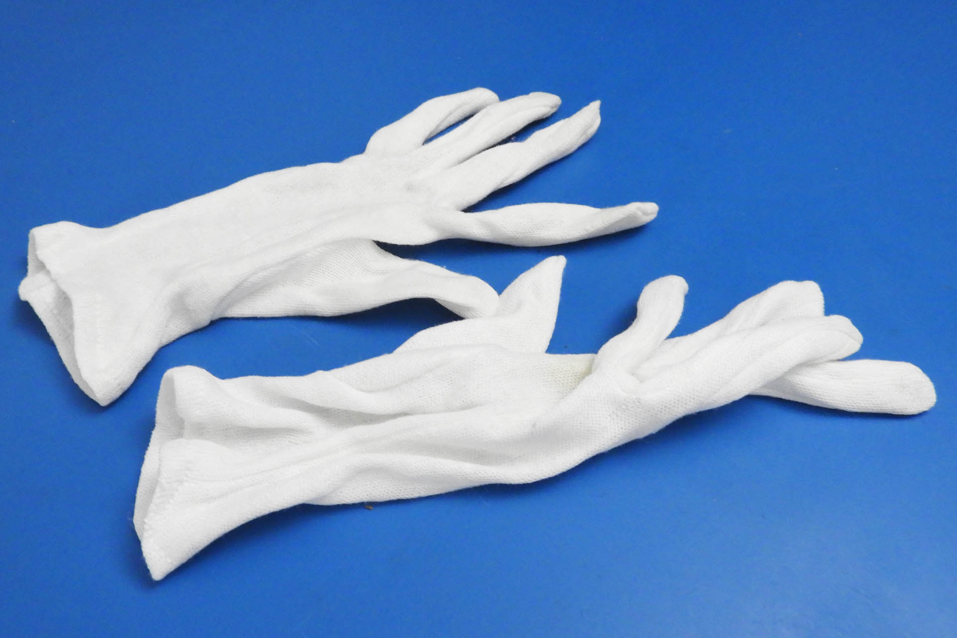 Lint-free gloves