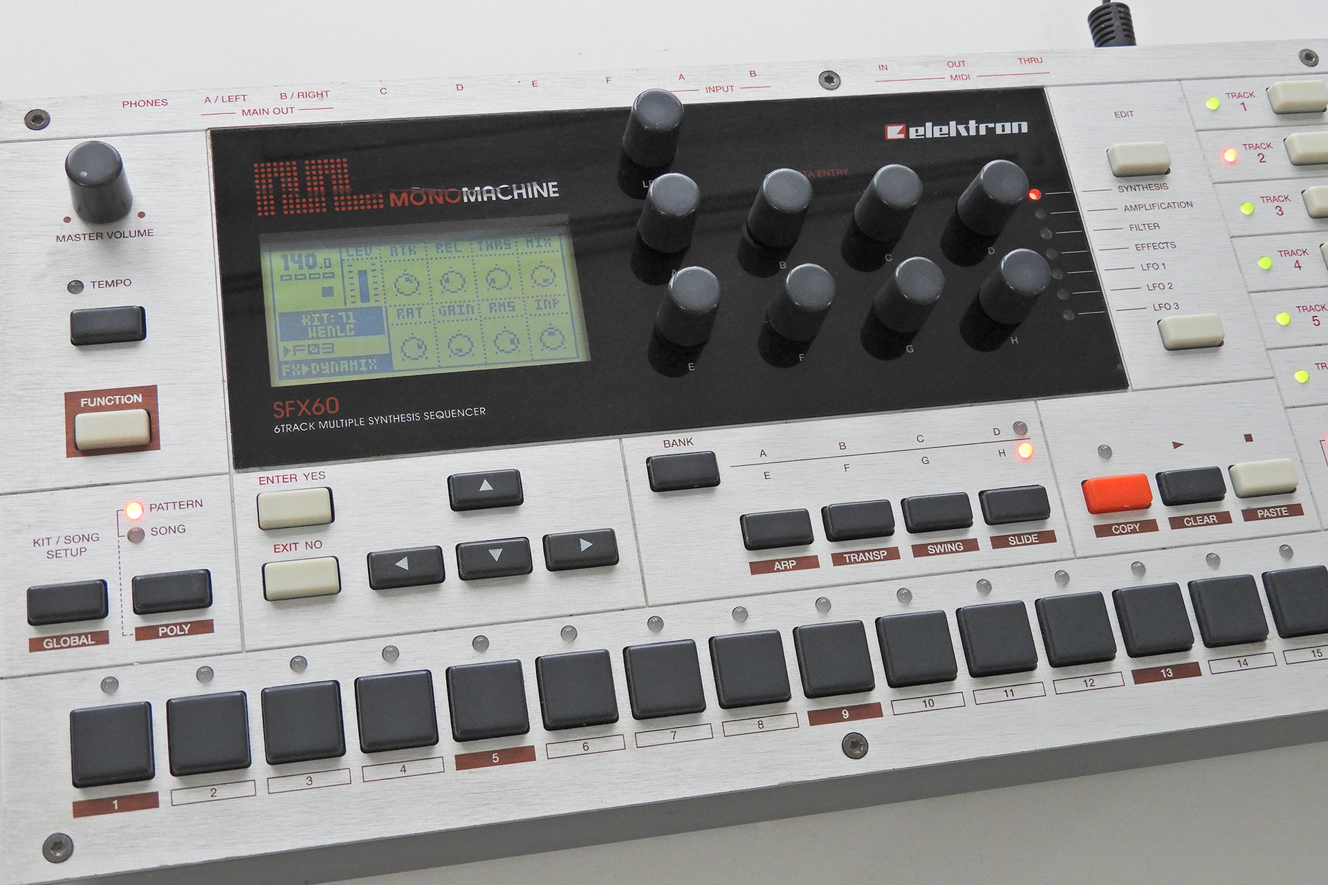 Elektron MonoMachine Mk1 with dead back-light and cracked display cover
