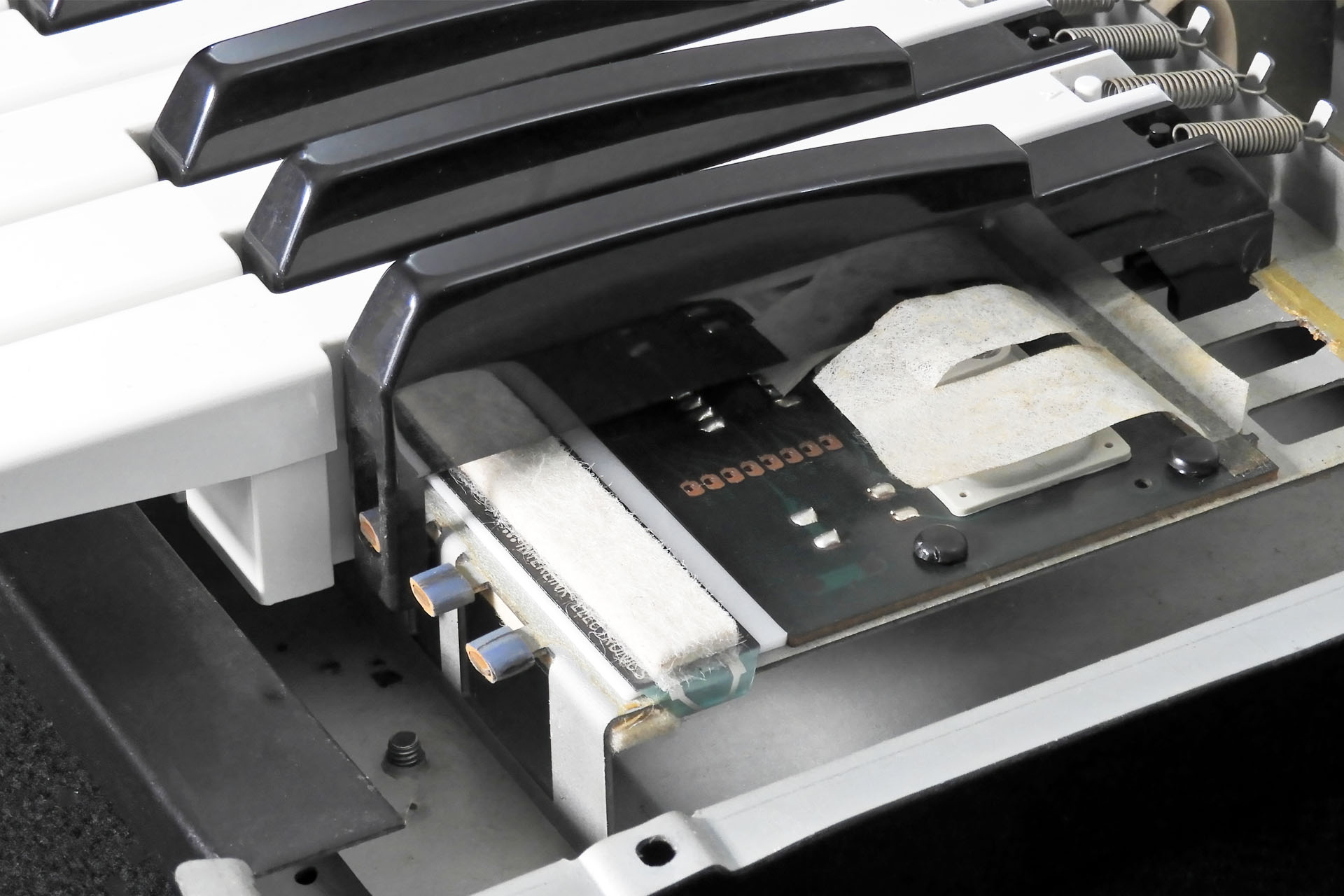 AT-AJ-2 replacement aftertouch sensor for the Roland Alpha Juno 2 installed