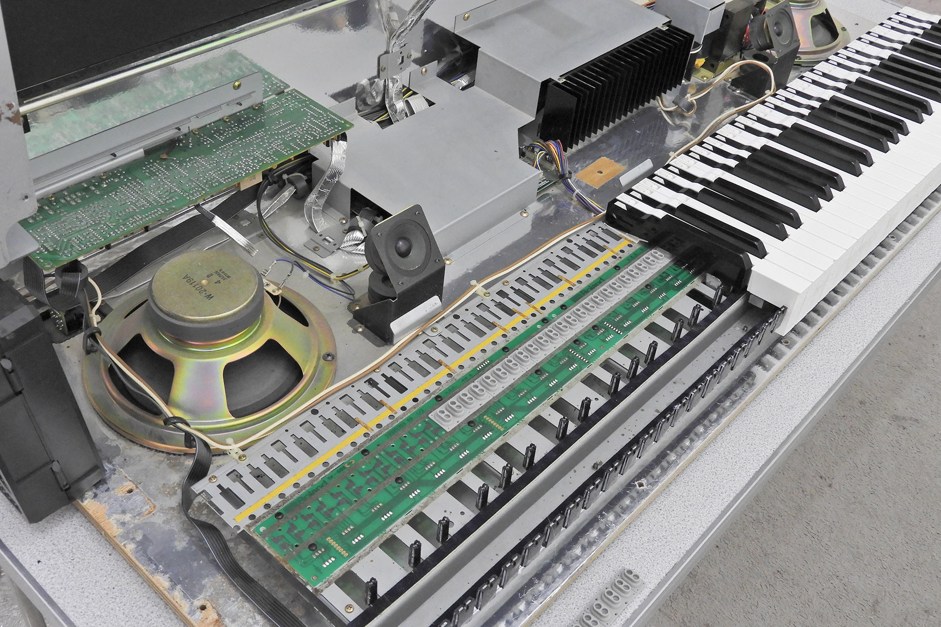 Reinstalling rubber key contacts and keys into Roland HP-3700